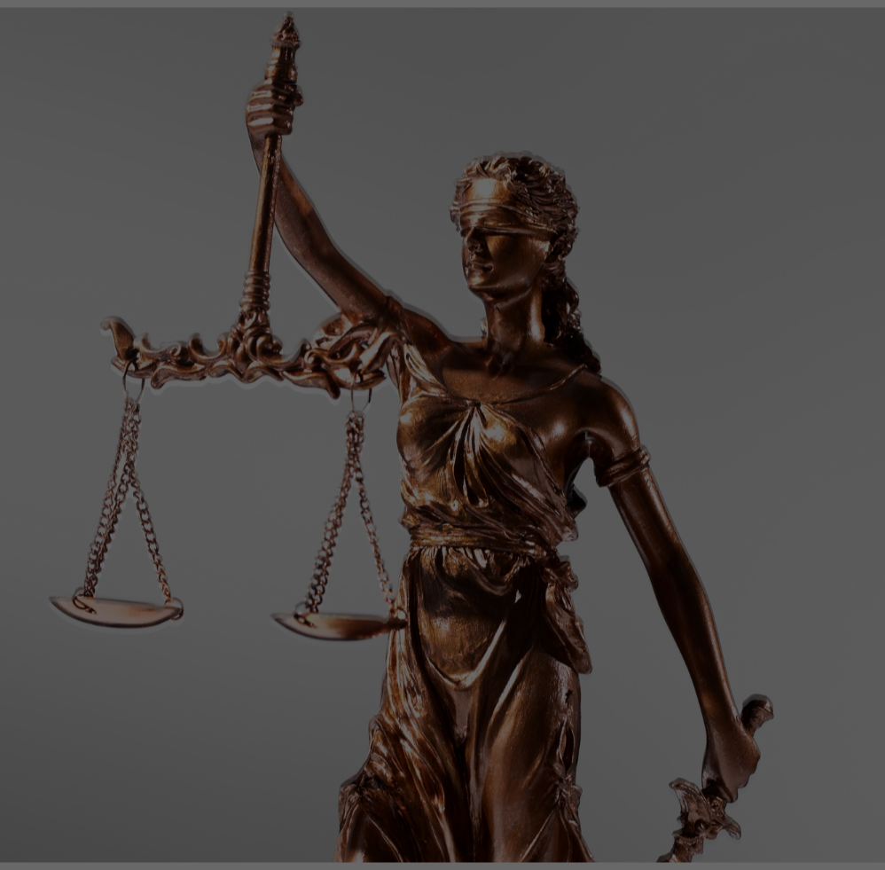 Símbolo de justicia representando la defensa de derechos por abogados penalistas en Madrid